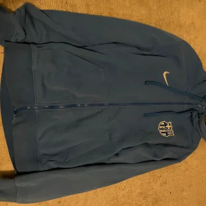 Få barcelona zip. Storlek S - Säljer en ljus blå barcelona tröja som är begagnad pga för stor bra skick 
