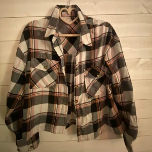 Rosa rutig skjorta från hm - Säljer denna skjorta då den inte kommer till användning. Den är nästan helt oanvänd. Den är storlek L men om man vill ha den oversized så är den perfekt till storlek S