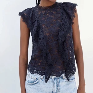 Marinblå spetsblus - Väldigt fin spetsblus från Zara i storlek xs❤️