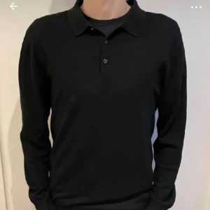 John Henric rugbytröja  - Svart stilren 100% merinoull tröja från John Henric. Sparsamt använd och galet bra skick. Hör av er för mer information eller bilder🤩