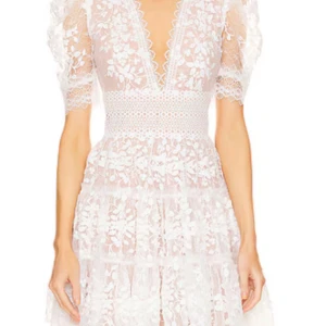 Bronx and Banco Megan Mini Dress - Klänning från märket Bronx and Banco i färgen vit i storlek M. Lite tajtare vid bysten. Insydd ”spets-tyg” vid urringningen (kan nog spättras upp utifrån vilja). Klänningen har även en dragkedja bak.  Nyskick, inga skavanker, endast använd 1 gång inför ett firande, säljes pga ej kommer till användning.  Perfekr för ex. Student, trolovning, dop, födelsedagar m.m.  Pris kan eventuellt diskuteras med ett rimligt bud. Samt om fler bilder önskas är det bara höra av er! 