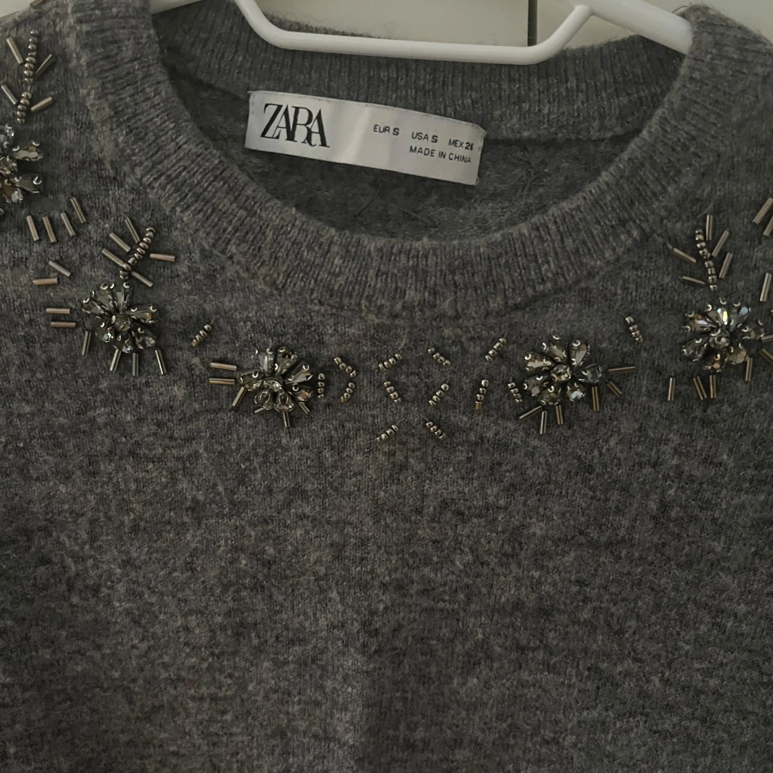 Grå tröja med pärldetaljer från Zara - 1
