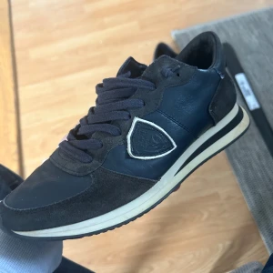Blå sneakers från Philippe Model - Snygga blå sneakers från Philippe Model med en stilren design. Skick 8/10. Ute efter byten. INTRESSEKOLL