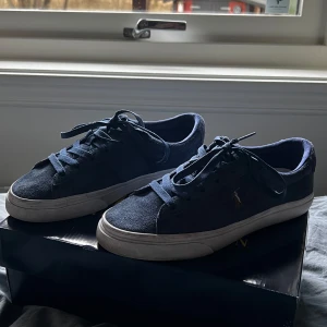 Blå sneakers från Polo Ralph Lauren - Snygga blå sneakers från Polo Ralph Lauren i storlek 38. Skorna är köpta på Zalando för 931kr