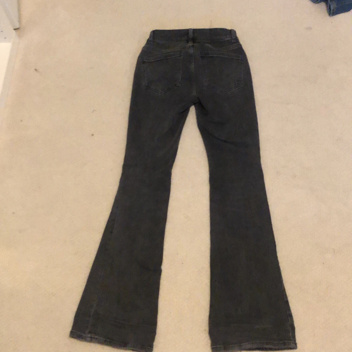 Grå bootcut jeans från Gina Tricot  - 1