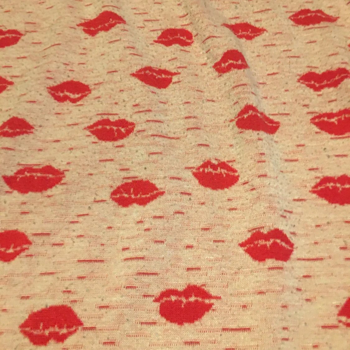 Ljusrosa tröja med röda läppar från Carin Wester - 1