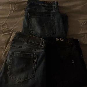 Svarta Dondup jeans  - Snygga svarta jeans från Dondup . Riktigt skön passform och fräsch design. Nypris runt 2000 mitt pris 799, skriv vid minsta frågor eller funderingar!