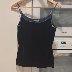 Vintage Italienskt linne - Elegant mörkblå sammetstopp från Histoire de Femme med smala axelband. Vintage från Italien.