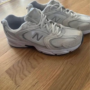 Vita sneakers från New Balance - Säljer ett par sneakers från New Balance bra skick knappt använda , storlek 39,5.  Färgen sea salt svåra att få tag på.