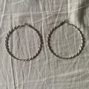 Silvriga vridna hoop-örhängen - Snygga silvriga hoop-örhängen med en vriden design som ger en unik touch. Ställ gärna frågor!😊