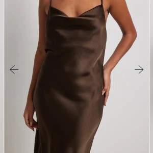 Satin klänning  - En snygg midi satinklänning. Passar både till fest och utomlands. Skärpet ingår ej