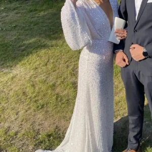 Vit glittrig långklänning - Skit snygg balklänning från asos som jag köpte här på plick men som tyvärr inte passade mig😢säljer nu vidare , original pris 3000 och köpt här på plick för 1500. Skriv privat om ni har prisförslag!