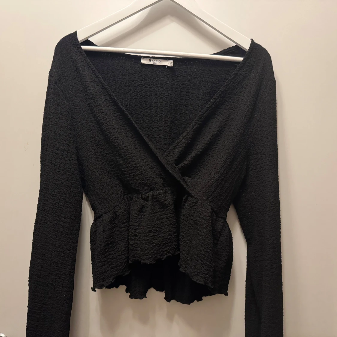 Svart omlottopp från NA-KD - 1