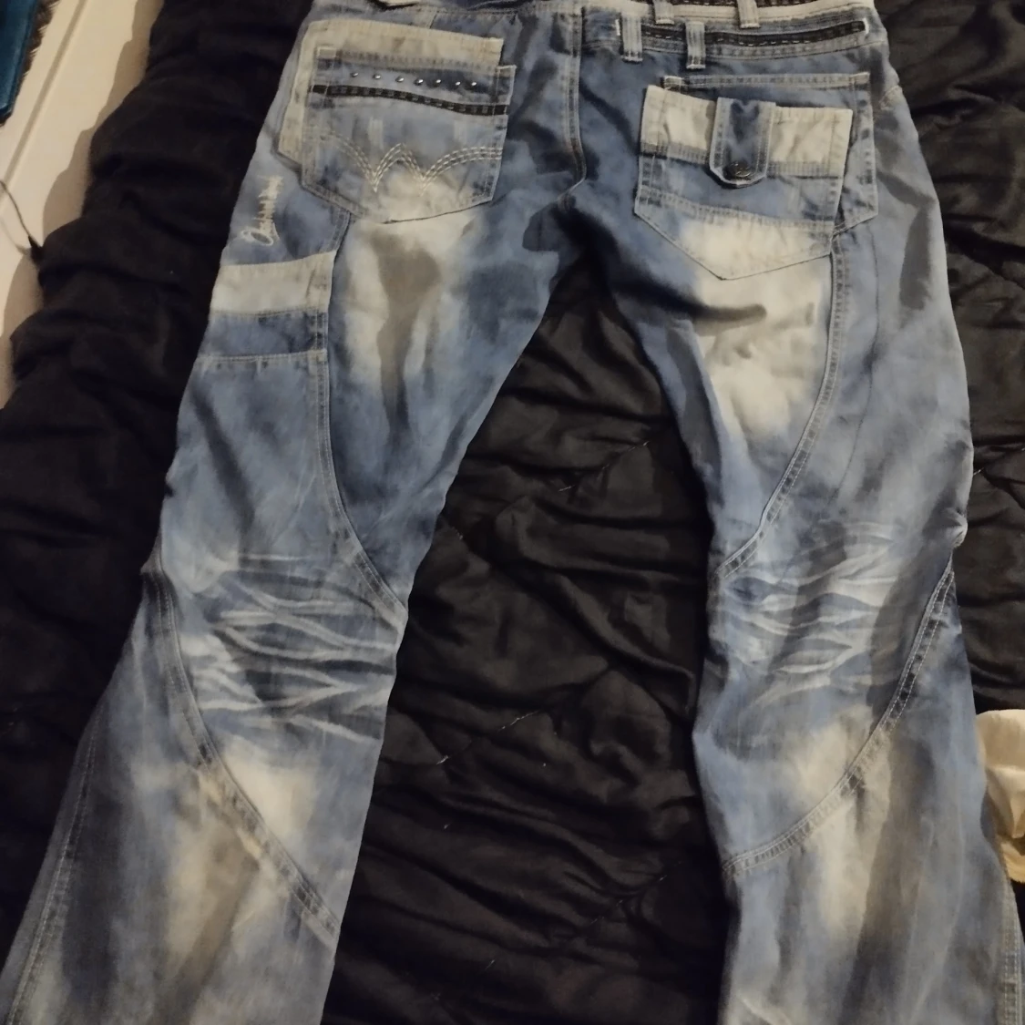 Blå jeans med nitar och detaljer - 1