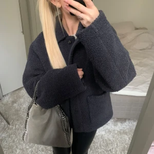 Mörkblå kappa - Säljer denna mörkblåa kappan från Uniqlo. Har du någon fråga är det bara att höra av dig🫶🏻