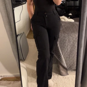 Stradivarius Cargo byxor  - Cargo pants från stradivarius, skönt material och figursydda och sitter bra på rumpan. Storlek 38 men är små i storleken och jag brukar ha 36 men dessa passar perfekt. Köpta för ca 600.  Använda ca 3-4 gånger. 