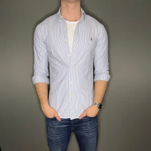 Ralph lauren skjorta - Hej säljer nu min fina Ralph Lauren skjorta i storlek S. Den är i nyskick och kommer vara otroligt snygg nu i vinter och framåt våren. Nypris cirka 1500kr! Vi kommer att sälja liknande produkter nu närmare våren så glöm inte följa profilen!🌊🍾