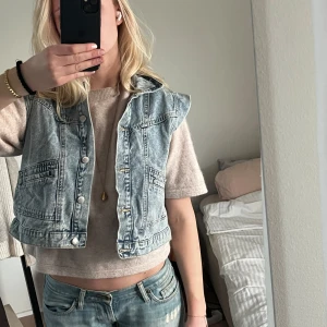 Cool jeans väst - Super cool jeans väst. Passar superbra om man vill lägga till något extra i sin outfit