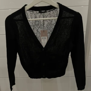 Gullig kofta - En topp från vero Moda. Aldrig använd och lappen fortfarande på. Storlek s.