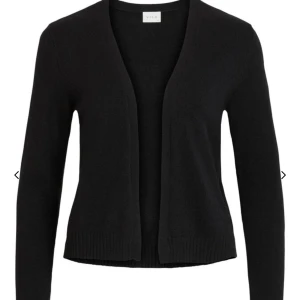 Stickad kofta - Säljer denna stickade kofta från Vila⭐️