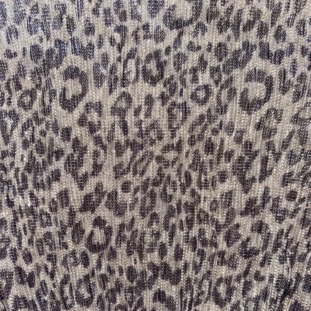 Säljer nu denna jättefina leopard kjolen från name it i storlek 146. Jag är ungefär 154 cm lång och den passar jättebra på mig så skulle säga att den är stor i storleken.💕. Hameet.