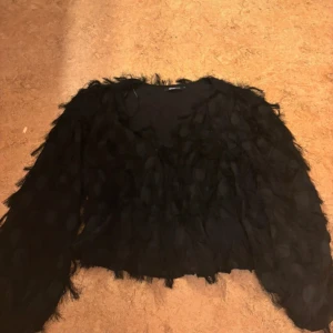 Svart blus/tröja Gina Tricot - knappt använd🩷