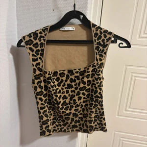 Leopardmönstrad topp från Zara - Snygg leopardmönstrad topp från Zara med fyrkantig urringning. Knappt använd🩷