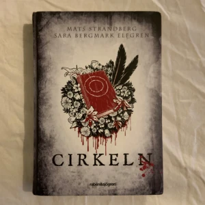 Cirkeln bok 1 - Första boken i Cirkeln-serien av författarna Mats Strandberg och Sara Bergmark Elfgren. Inbunden, gott skick. Språk: Svenska  