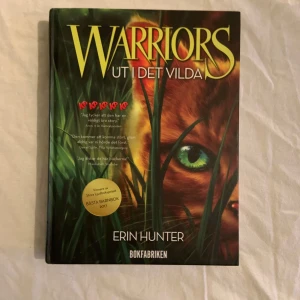 Warriors Ut i det vilda - Första boken i Warriors-serien av författaren Erin Hunter. Inbunden, gott skick. Språk: Svenska
