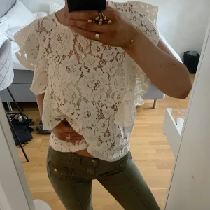 Spetstopp - Vit/cremevit spetstopp!! Storlek S men passar även mig som är XS men liiiiite stor. Kommer tyvärr inte till användning. Inga defekter! Skriv för fler bilder!