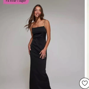 Svart långklänning/balklänning - Svart långklänning med smala axelband och öppen rygg. Helt oanvänd med lappen kvar.