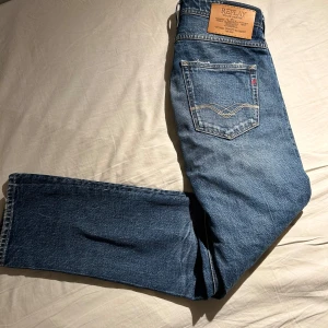 Blå jeans från Replay - Snygga blå jeans från Replay med klassisk femficksdesign och en bekväm passform. Helt nya bara testat 1 gång. Köp idag! ✅
