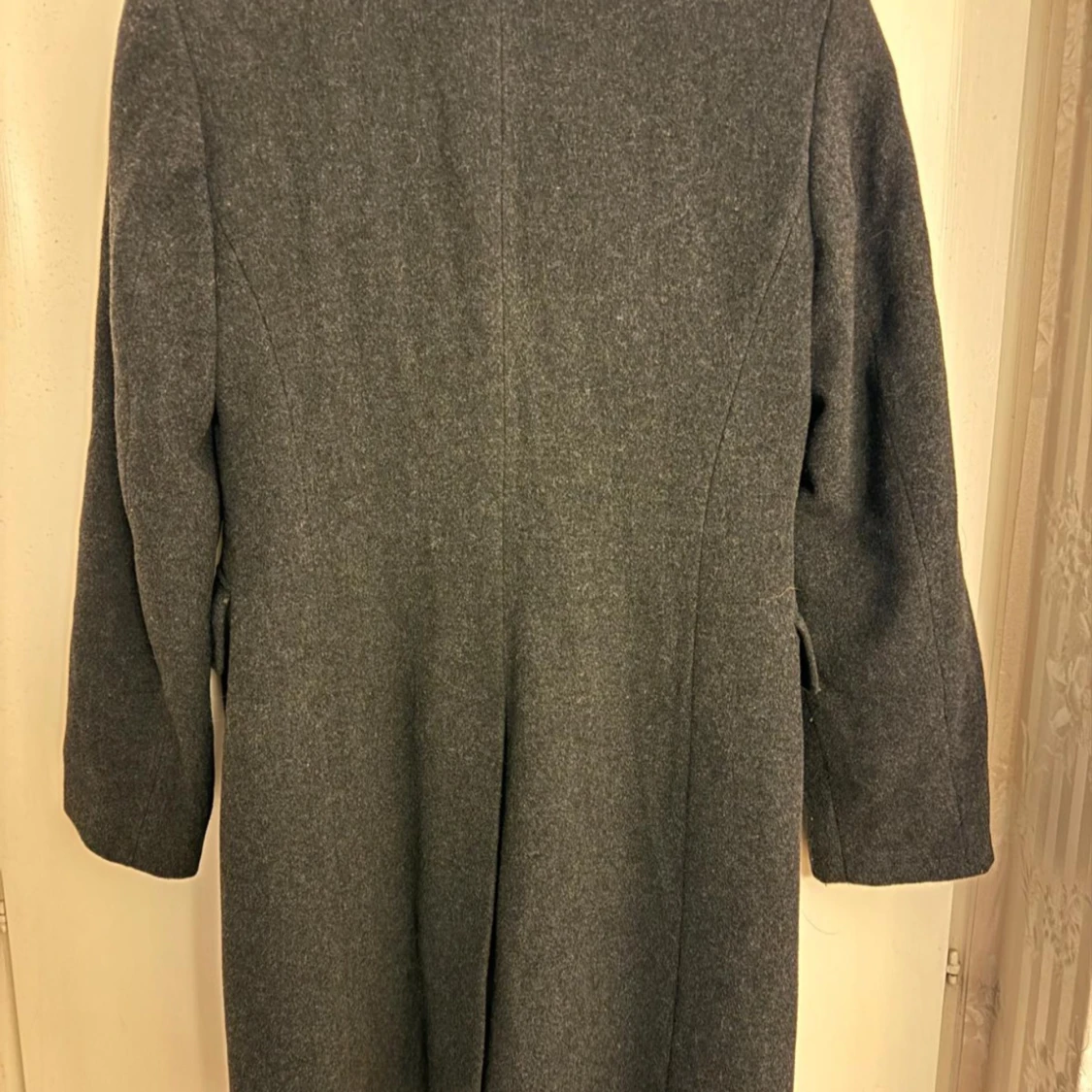 Grå kappa med knappar - 1