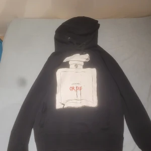 Svart hoodie med tryck från Walery - Säljer en tröja som är en collabe med chanelle riktigt snygg och stilig hoodie. Priset är ej hugget I sten! En liten defekt se bild 3(: