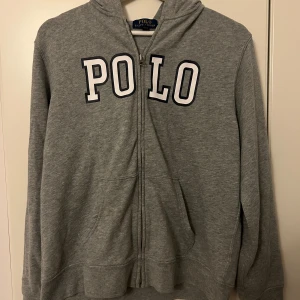 Ralph lauren - Zip tröja i fint skick storlek i xxl men är liten i storleken och passar mig som är S