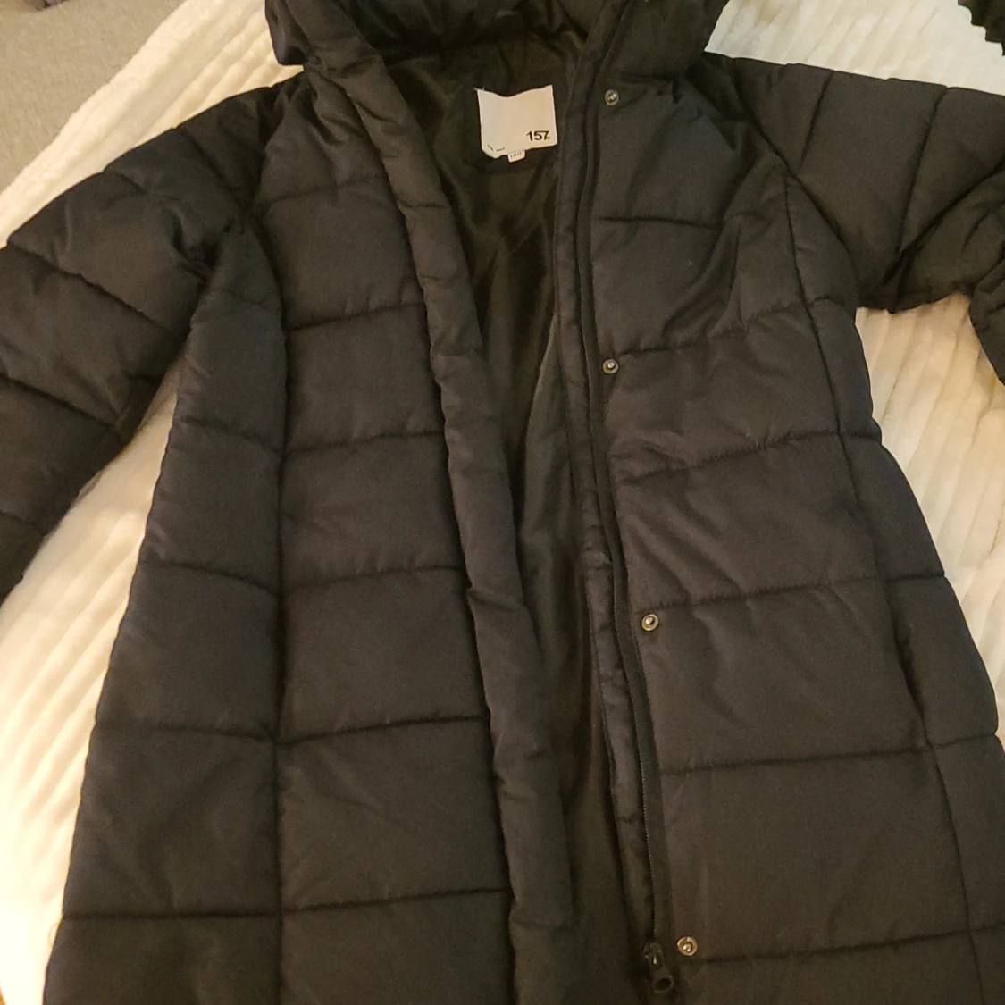 Svartvinterjacka med huva