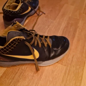 Kobe 4 - Ett par ganska slitna kobe 4 därför det låga priset. Säljer för att de är lite för små för mig. Vid frågor så är det bara att skriva. MVH Wilmer