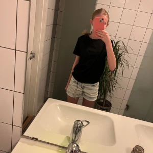 Ljusblå jeansshorts från mexx - Snygga ljusblå jeansshorts med en tvättad look från mexx. Shortsen har en klassisk femficksdesign och är perfekta för en avslappnad stil. De är korta och passar bra till varma sommardagar. I storlek 146-152 men passar xs och xxs säljer då jag har två av dem💗😊