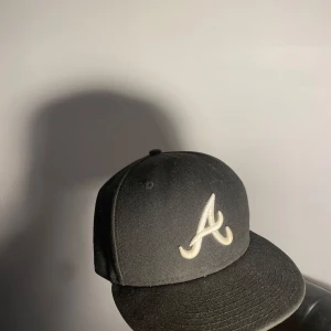 Svart keps med broderad logotyp - Tvär fet fitted cap svart säljer då den är för stor för mig. Storleken är 7 3/8 vilket motsvarar 58,7 cm. Om ni undrar nåt är det bara att höra av sig