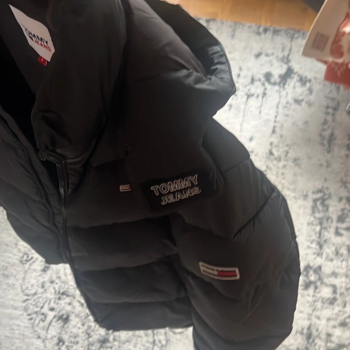 Svart pufferjacka från Tommy Jeans - 3