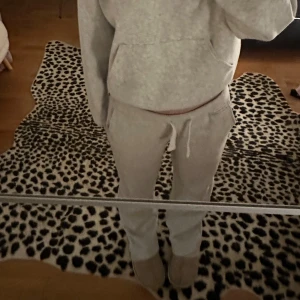 Russemerch mjukisbyxor - Grå mjukisbyxor från russemerch, i bra skick förutom smått noppriga! Säljer då jag ska köpa annan färg. Pris kan diskuteras 🩷fråga gärna om mått