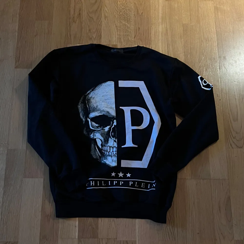 Säljer en tvärfet philip plein tröja, Perfekt om man vill styla upp sig lite om man har ett par tråkiga jeans. Skriv om ni har frågor, PRIS EJ HUGGET I STEN. Kan även tänka mig byten. Hupparit & Collegepaidat.