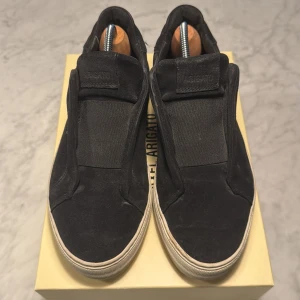  Axel Arigato skor - Snygga svarta sneakers från Axel Arigato med en stilren design. Skorna är lite slita men fortfarande tillräckligt för att kunna använda. Säljer för 550 men kan gå lägre 