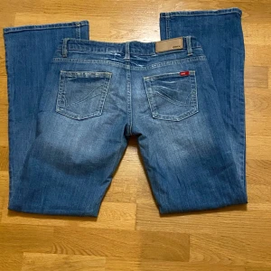 Lågmidjade jeans - Säljer mina skit snygga jeans från only. Bootcut och lågmidjade men åt det mer ”baggy” hållet. Säljer då de inte kommer till användning. Jag är ca 175 och de sitter i perfekt längd på mig. Storlek 40/34 men skulle säga att de sitter mer som storlek 36/38 i midjan. Bara att höra av sig vid frågor 💗