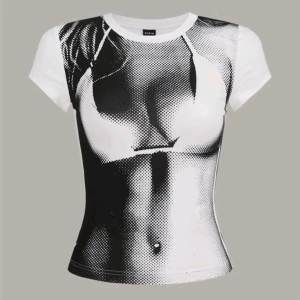 Tryck sommar tshirt - t-shirt från shein med ett unikt svartvitt tryck som ger en edgy look. Den är kortärmad och har en tight passform, storleken är M men passar jätte bra i S Materialet är mjukt och bekvämt.