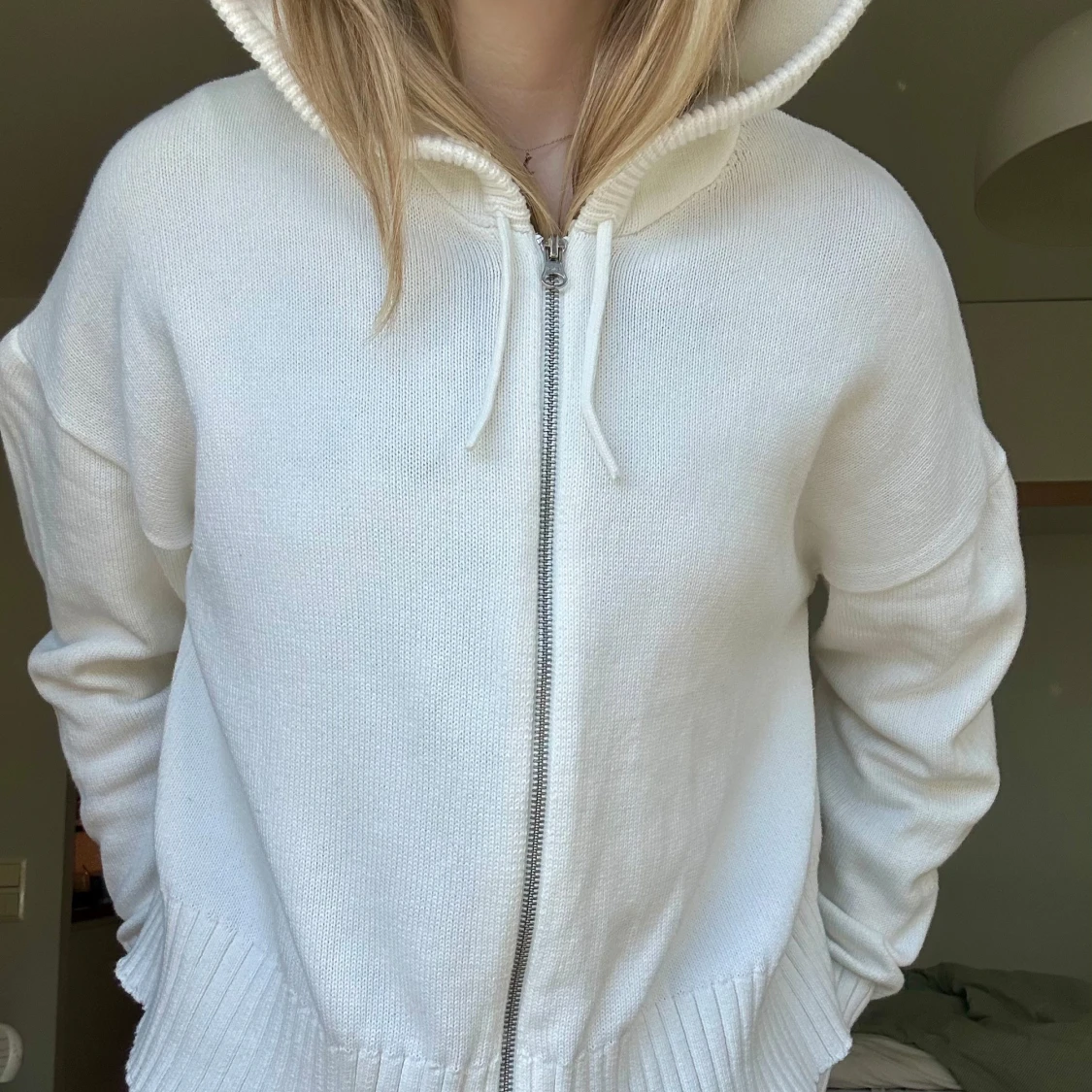 Vit stickad hoodie