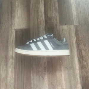 Grå Adidas Campus sneakers - Gråa Adidas Campus , används vid enstaka tillfällen , STORLEK 44 . Mycket Bra skick 