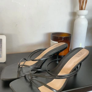 Klackskor, zara - Stilrena svarta klackar från Zara med smala remmar och fyrkantig tå. Perfekta för en elegant look.