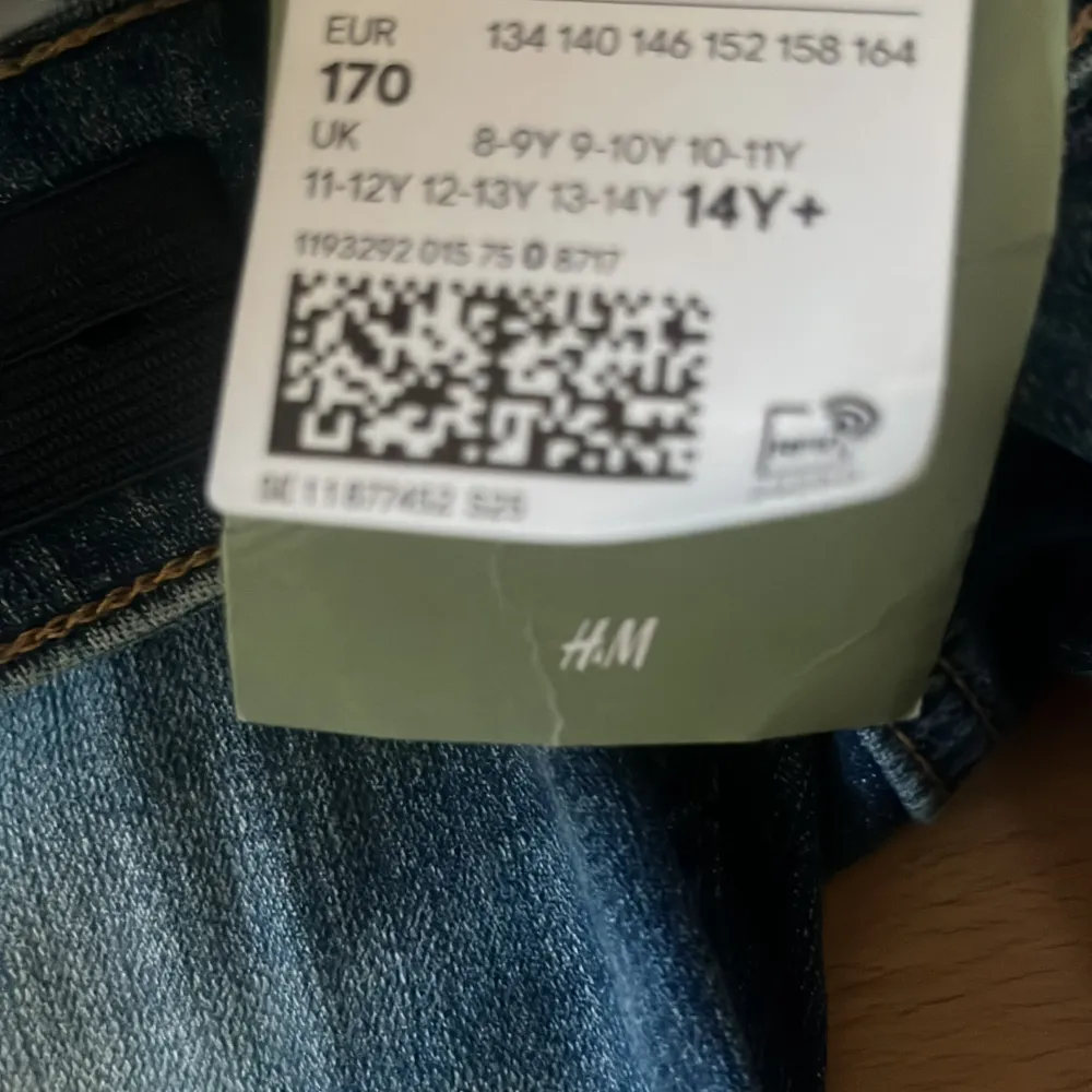 HELT oanvända lowwaist jeans ifrån h&m. Säljer de då jag har oerhört många kläder nu och inte får användning utav alla. Den har även prislappen kvar. . Farkut & Housut.