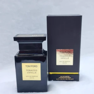 Tom Ford Tobacco Vanille Eau de Parfum - Exklusiv parfym från Tom Ford, Tobacco Vanille, i en elegant mörk flaska med guldetikett. Flaskan rymmer 100 ml och kommer i en matchande förpackning. Doften kombinerar rika noter av tobak och vanilj för en lyxig upplevelse.kvitto finns
